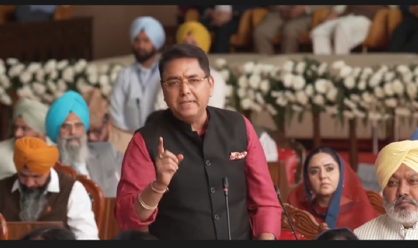 ਮੰਤਰੀ ਅਮਨ ਅਰੋੜਾ ਸਦਨ ਨੂੰ ਸੰਬੋਧਨ ਕਰਦੇ ਹੋਏ। ਮੰਤਰੀ ਅਮਨ ਅਰੋੜਾ ਸਦਨ ਨੂੰ ਸੰਬੋਧਨ ਕਰਦੇ ਹੋਏ।