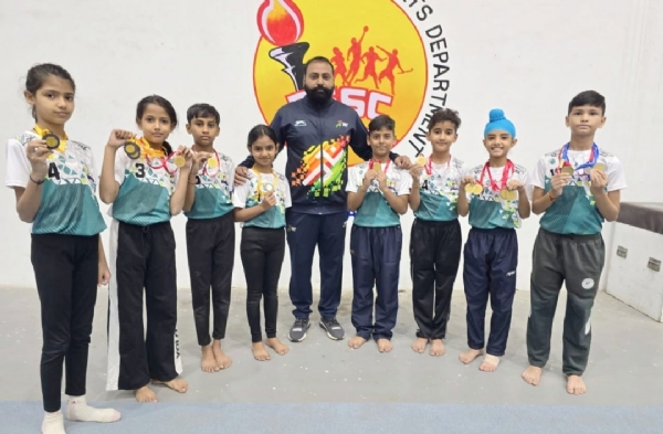 ਅੰਤਰ ਜ਼ਿਲ੍ਹਾ ਪੱਧਰੀ ਪ੍ਰਾਇਮਰੀ ਸਕੂਲ ਖੇਡਾਂ ਜਿਮਨਾਸਟਿਕ ਦੇ ਵਿੱਚ ਪਟਿਆਲੇ ਦੇ ਲੜਕਿਆਂ ਦੀ ਟੀਮ ਜਿਨ੍ਹਾਂ ਪਹਿਲਾ ਸਥਾਨ ਕੀਤਾ ਹਾਸਲ। ਅੰਤਰ ਜ਼ਿਲ੍ਹਾ ਪੱਧਰੀ ਪ੍ਰਾਇਮਰੀ ਸਕੂਲ ਖੇਡਾਂ ਜਿਮਨਾਸਟਿਕ ਦੇ ਵਿੱਚ ਪਟਿਆਲੇ ਦੇ ਲੜਕਿਆਂ ਦੀ ਟੀਮ ਜਿਨ੍ਹਾਂ ਪਹਿਲਾ ਸਥਾਨ ਕੀਤਾ ਹਾਸਲ।