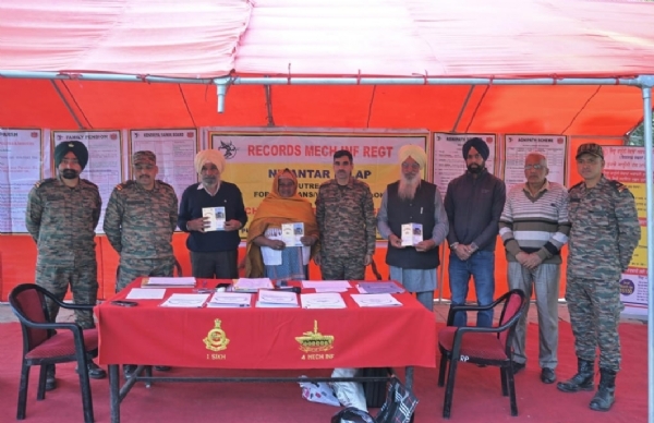 ਜ਼ਿਲ੍ਹਾ ਰੱਖਿਆ ਸੇਵਾਵਾਂ ਭਲਾਈ ਦਫਤਰ ਪਟਿਆਲਾ ਵਿਖੇ ਸਾਬਕਾ ਸੈਨਿਕਾਂ ਅਤੇ ਵੀਰ ਨਾਰੀਆਂ ਦੇ ਮੁੱਦਿਆਂ ਨੂੰ ਹੱਲ ਕਰਨ ਪਹੁੰਚੀ ਵੀਰ ਮਿਲਾਪ ਟੀਮ ਦਾ ਦ੍ਰਿਸ਼। ਜ਼ਿਲ੍ਹਾ ਰੱਖਿਆ ਸੇਵਾਵਾਂ ਭਲਾਈ ਦਫਤਰ ਪਟਿਆਲਾ ਵਿਖੇ ਸਾਬਕਾ ਸੈਨਿਕਾਂ ਅਤੇ ਵੀਰ ਨਾਰੀਆਂ ਦੇ ਮੁੱਦਿਆਂ ਨੂੰ ਹੱਲ ਕਰਨ ਪਹੁੰਚੀ ਵੀਰ ਮਿਲਾਪ ਟੀਮ ਦਾ ਦ੍ਰਿਸ਼।