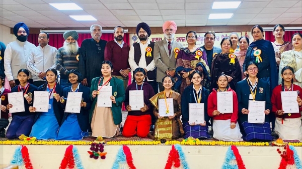 ਭਾਸ਼ਾ ਵਿਭਾਗ ਪੰਜਾਬ ਵੱਲੋਂ ਕਰਵਾਏ ਗਏ ਰਾਜ ਪੱਧਰੀ ਕਵਿਤਾ ਗਾਇਨ ਤੇ ਸਾਹਿਤ ਸਿਰਜਣ ਮੁਕਾਬਲਿਆਂ ਦੇ ਜੇਤੂਆਂ ਨੂੰ ਤਗਮੇ, ਸਰਟੀਫਿਕੇਟ ਤੇ ਇਨਾਮ ਪ੍ਰਦਾਨ ਕਰਦੇ ਹੋਏ ਡਾਇਰੈਕਟਰ ਜਸਵੰਤ ਸਿੰਘ ਜ਼ਫ਼ਰ, ਕਮਲਜੀਤ ਨੀਲੋਂ ਤੇ ਹੋਰ ਸ਼ਖ਼ਸੀਅਤਾਂ। ਭਾਸ਼ਾ ਵਿਭਾਗ ਪੰਜਾਬ ਵੱਲੋਂ ਕਰਵਾਏ ਗਏ ਰਾਜ ਪੱਧਰੀ ਕਵਿਤਾ ਗਾਇਨ ਤੇ ਸਾਹਿਤ ਸਿਰਜਣ ਮੁਕਾਬਲਿਆਂ ਦੇ ਜੇਤੂਆਂ ਨੂੰ ਤਗਮੇ, ਸਰਟੀਫਿਕੇਟ ਤੇ ਇਨਾਮ ਪ੍ਰਦਾਨ ਕਰਦੇ ਹੋਏ ਡਾਇਰੈਕਟਰ ਜਸਵੰਤ ਸਿੰਘ ਜ਼ਫ਼ਰ, ਕਮਲਜੀਤ ਨੀਲੋਂ ਤੇ ਹੋਰ ਸ਼ਖ਼ਸੀਅਤਾਂ।