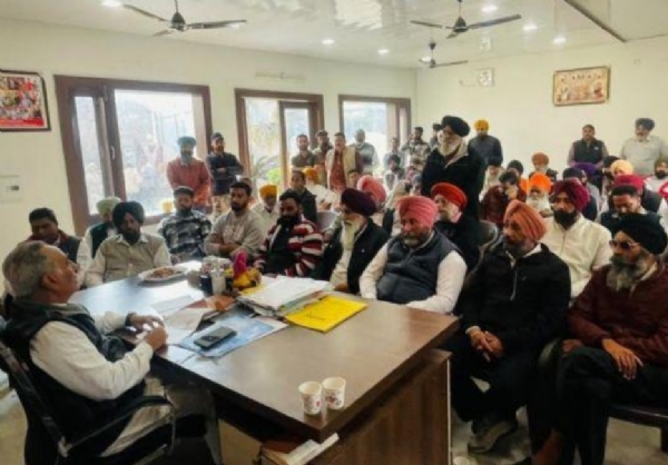 ਰਮਨ ਬਹਿਲ ਪੰਚਾਇਤ ਸੈਕਟਰੀ ਨਾਲ ਵਿਕਾਸ ਕਾਰਜਾਂ ਸਬੰਧੀ ਮੀਟਿੰਗ ਦੌਰਾਨ। ਰਮਨ ਬਹਿਲ ਪੰਚਾਇਤ ਸੈਕਟਰੀ ਨਾਲ ਵਿਕਾਸ ਕਾਰਜਾਂ ਸਬੰਧੀ ਮੀਟਿੰਗ ਦੌਰਾਨ।