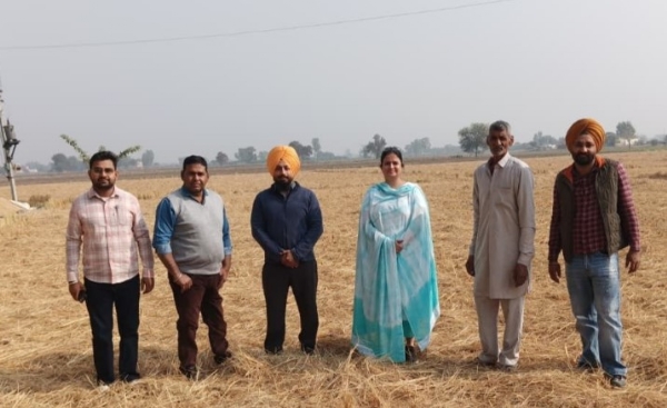 ਮੁੱਖ ਖੇਤੀਬਾੜੀ ਅਫ਼ਸਰ ਫਾਜ਼ਿਲਕਾ ਕਿਸਾਨਾਂ ਨੂੰ ਪਰਾਲੀ ਪ੍ਰਬੰਧਨ ਬਾਰੇ ਜਾਗਰੂਕ ਕਰਦੇ ਹੋਏ। ਮੁੱਖ ਖੇਤੀਬਾੜੀ ਅਫ਼ਸਰ ਫਾਜ਼ਿਲਕਾ ਕਿਸਾਨਾਂ ਨੂੰ ਪਰਾਲੀ ਪ੍ਰਬੰਧਨ ਬਾਰੇ ਜਾਗਰੂਕ ਕਰਦੇ ਹੋਏ।