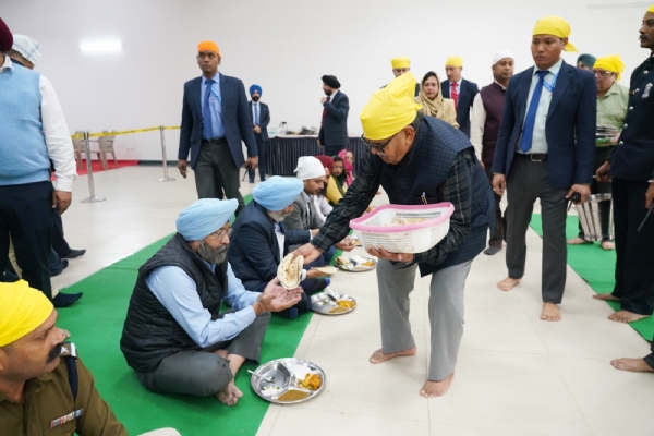 ਲੰਗਰ ’ਚ ਸੇਵਾ ਕਰਦੇ ਪੰਜਾਬ ਦੇ ਰਾਜਪਾਲ ਅਤੇ ਯੂਟੀ ਚੰਡੀਗੜ੍ਹ ਦੇ ਪ੍ਰਸ਼ਾਸਕ ਗੁਲਾਬ ਚੰਦ ਕਟਾਰੀਆ ਲੰਗਰ ’ਚ ਸੇਵਾ ਕਰਦੇ ਪੰਜਾਬ ਦੇ ਰਾਜਪਾਲ ਅਤੇ ਯੂਟੀ ਚੰਡੀਗੜ੍ਹ ਦੇ ਪ੍ਰਸ਼ਾਸਕ ਗੁਲਾਬ ਚੰਦ ਕਟਾਰੀਆ