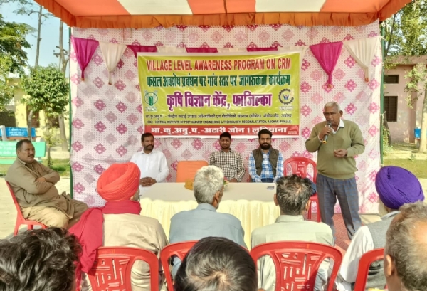 ਸੁਰੇਸ਼ਵਾਲਾ ਵਿੱਚ ਕਿਸਾਨਾਂ ਨੂੰ ਪਰਾਲੀ ਪ੍ਰਬੰਧਨ ਬਾਰੇ ਜਾਗਰੂਕ ਕੀਤੇ ਜਾਣ ਦਾ ਦ੍ਰਿਸ਼। ਸੁਰੇਸ਼ਵਾਲਾ ਵਿੱਚ ਕਿਸਾਨਾਂ ਨੂੰ ਪਰਾਲੀ ਪ੍ਰਬੰਧਨ ਬਾਰੇ ਜਾਗਰੂਕ ਕੀਤੇ ਜਾਣ ਦਾ ਦ੍ਰਿਸ਼।