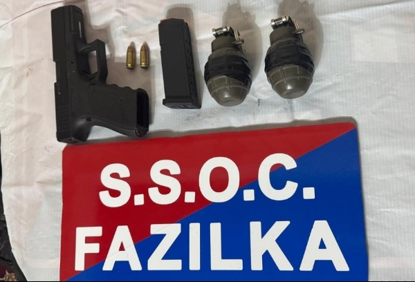 ਫਾਜ਼ਿਲਕਾ ਵਿੱਚ ਦੋ ਮੁਲਜਮਾਂ ਕੋਲੋਂ ਬਰਾਮਦ 2 ਹੈਂਡ-ਗ੍ਰੇਨੇਡ, ਗਲੋਕ ਪਿਸਤੌਲ।