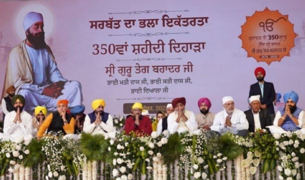 ਸ਼ਹੀਦੀ ਦਿਹਾੜੇ ਨੂੰ ਸਮਰਪਿਤ ਲੜੀਵਾਰ ਸਮਾਗਮਾਂ ਦੀ ਸੰਪੂਰਨਤਾ ਮੌਕੇ ਰਾਜ ਪੱਧਰੀ ਸਮਾਗਮ ਵਿੱਚ ਭਗਵੰਤ ਸਿੰਘ ਮਾਨ ਅਤੇ ਅਰਵਿੰਦ ਕੇਜਰੀਵਾਲ ਅਤੇ ਹੋਰ ਸੰਗਤਾਂ. ਸ਼ਹੀਦੀ ਦਿਹਾੜੇ ਨੂੰ ਸਮਰਪਿਤ ਲੜੀਵਾਰ ਸਮਾਗਮਾਂ ਦੀ ਸੰਪੂਰਨਤਾ ਮੌਕੇ ਰਾਜ ਪੱਧਰੀ ਸਮਾਗਮ ਵਿੱਚ ਭਗਵੰਤ ਸਿੰਘ ਮਾਨ ਅਤੇ ਅਰਵਿੰਦ ਕੇਜਰੀਵਾਲ ਅਤੇ ਹੋਰ ਸੰਗਤਾਂ.