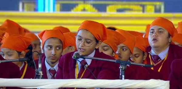 ਪ੍ਰੋਗਰਾਮ ’ਚ ਸ਼ਬਦ ਗਾਇਨ ਕਰਦੇ ਹੋਏ ਬੱਚੇ।