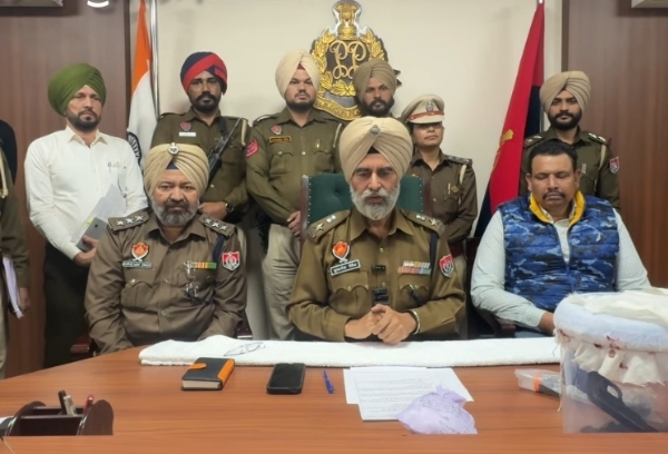 ਫਾਜ਼ਿਲਕਾ ਪੁਲਿਸ ਦੇ ਅਧਿਕਾਰੀ ਪੱਤਰਕਾਰਾਂ ਨੂੰ ਜਾਣਕਾਰੀ ਦਿੰਦੇ ਹੋਏ। ਫਾਜ਼ਿਲਕਾ ਪੁਲਿਸ ਦੇ ਅਧਿਕਾਰੀ ਪੱਤਰਕਾਰਾਂ ਨੂੰ ਜਾਣਕਾਰੀ ਦਿੰਦੇ ਹੋਏ।