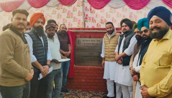 ਸੰਸਦ ਮੈਂਬਰ ਮੀਤ ਹੇਅਰ 1.86 ਕਰੋੜ ਦੀ ਲਾਗਤ ਵਾਲੀਆਂ 5 ਸੜਕਾਂ ਦਾ ਨੀਂਹ ਪੱਥਰ ਰੱਖਣ ਮੌਕੇ।