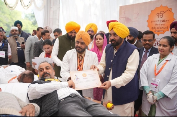 ਮੁੱਖ ਮੰਤਰੀ ਭਗਵੰਤ ਮਾਨ ਖੂਨਦਾਨ ਕਰਨ ਵਾਲਿਆਂ ਨਾਲ।