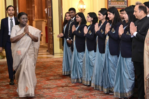 ਭਾਰਤੀ ਮਾਲੀਆ ਸੇਵਾ (ਕਸਟਮ ਅਤੇ ਅਸਿੱਧੇ ਟੈਕਸ) ਦੇ ਅਫਸਰ ਟ੍ਰੇਨੀਆਂ ਦੇ 76ਵੇਂ ਬੈਚ ਨੇ ਮੰਗਲਵਾਰ ਨੂੰ ਰਾਸ਼ਟਰਪਤੀ ਭਵਨ ਵਿਖੇ ਰਾਸ਼ਟਰਪਤੀ ਦ੍ਰੋਪਦੀ ਮੁਰਮੂ ਨਾਲ ਮੁਲਾਕਾਤ ਕੀਤੀ।