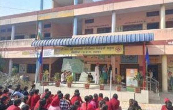 ਸਰਕਾਰੀ ਸੀਨੀਅਰ ਸੈਕੰਡਰੀ ਸਕੂਲ ਲੰਗੜੋਆ ਵਿਖੇ ਬੱਚਿਆਂ ਨੂੰ ਪਰਾਲੀ ਨਾ ਸਾੜਨ ਲਈ ਪ੍ਰੇਰਿਤ ਕੀਤੇ ਜਾਣ ਦਾ ਦ੍ਰਿਸ਼।