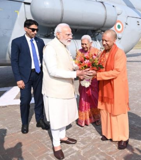 ਪ੍ਰਧਾਨ ਮੰਤਰੀ ਨਰਿੰਦਰ ਮੋਦੀ ਦਾ ਸਵਾਗਤ ਕਰਦੇ ਹੋਏ ਰਾਜਪਾਲ ਆਨੰਦੀਬੇਨ ਪਟੇਲ, ਮੁੱਖ ਮੰਤਰੀ ਯੋਗੀ।