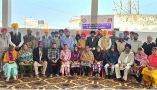 ਹੜ੍ਹ ਪ੍ਰਭਾਵਿਤ ਪਰਿਵਾਰਾਂ ਦੀਆਂ ਧੀਆਂ ਦੇ ਵਿਆਹਾਂਂ ਦੇ ਵਿਆਹ ਦੀ ਆਰਥਿਕ ਮਦਦ ਦੇਣ ਮੌਕੇ ਐਸਪੀ ਸਿੰਘ ਉਬਰਾਏ। ਹੜ੍ਹ ਪ੍ਰਭਾਵਿਤ ਪਰਿਵਾਰਾਂ ਦੀਆਂ ਧੀਆਂ ਦੇ ਵਿਆਹਾਂਂ ਦੇ ਵਿਆਹ ਦੀ ਆਰਥਿਕ ਮਦਦ ਦੇਣ ਮੌਕੇ ਐਸਪੀ ਸਿੰਘ ਉਬਰਾਏ।