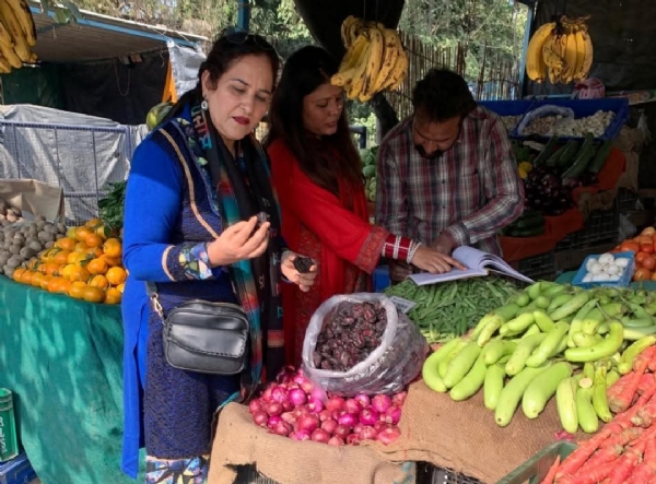 ਖੁਰਾਕ ਸੁਰੱਖਿਆ ਵਿੰਗ ਵੱਲੋਂ ਕਰਿਆਨਾ ਅਤੇ ਸਬਜ਼ੀਆਂ ਵਾਲੀਆਂ ਦੁਕਾਨਾਂ, ਰੇਹੜੀਆਂ ਦੀ ਜਾਂਚ ਕਰਦੇ ਹੋਏ. ਖੁਰਾਕ ਸੁਰੱਖਿਆ ਵਿੰਗ ਵੱਲੋਂ ਕਰਿਆਨਾ ਅਤੇ ਸਬਜ਼ੀਆਂ ਵਾਲੀਆਂ ਦੁਕਾਨਾਂ, ਰੇਹੜੀਆਂ ਦੀ ਜਾਂਚ ਕਰਦੇ ਹੋਏ.