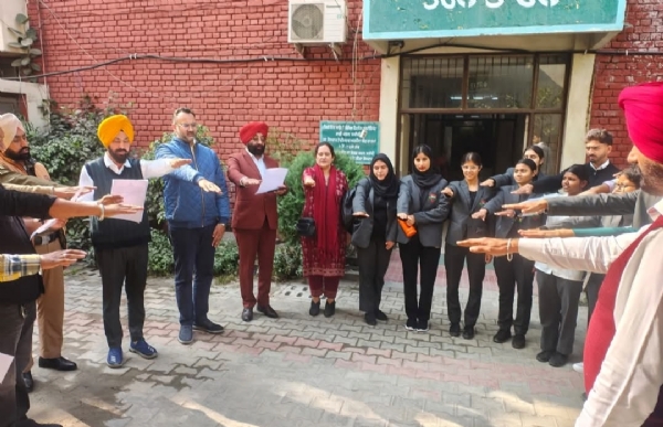 ਡਾਕਟਰ ਗੁਰਪ੍ਰੀਤ ਸਿੰਘ ਰਾਏ, ਸਿਹਤ ਅਧਿਕਾਰੀਆਂ ਅਤੇ ਕਰਮਚਾਰੀਆਂ ਤੋਂ ਇਲਾਵਾ ਨਰਸਿੰਗ ਤੇ ਵਿਦਿਆਰਥੀਆਂ ਨੂੰ ਅੰਗਦਾਨ ਬਾਰੇ ਸੌਂਹ ਚੁੱਕਵਾਉਂਦੇ ਹੋਏ. ਡਾਕਟਰ ਗੁਰਪ੍ਰੀਤ ਸਿੰਘ ਰਾਏ, ਸਿਹਤ ਅਧਿਕਾਰੀਆਂ ਅਤੇ ਕਰਮਚਾਰੀਆਂ ਤੋਂ ਇਲਾਵਾ ਨਰਸਿੰਗ ਤੇ ਵਿਦਿਆਰਥੀਆਂ ਨੂੰ ਅੰਗਦਾਨ ਬਾਰੇ ਸੌਂਹ ਚੁੱਕਵਾਉਂਦੇ ਹੋਏ.