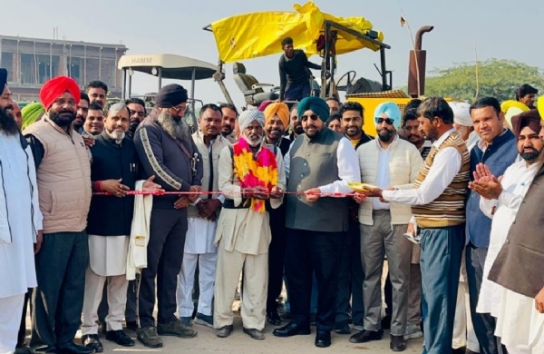 ਲਾਲੜੂ -ਹੰਡੇਸਰਾ ਸੜ੍ਹਕ ਦੇ ਨਵੀਨੀਕਰਨ ਦੇ ਕੰਮ ਦੀ ਹਲਕਾ ਵਿਧਾਇਕ ਕੁਲਜੀਤ ਸਿੰਘ ਰੰਧਾਵਾ ਸ਼ੁਰੂਆਤ ਕਰਵਾਉਂਦੇ ਹੋਏ। ਲਾਲੜੂ -ਹੰਡੇਸਰਾ ਸੜ੍ਹਕ ਦੇ ਨਵੀਨੀਕਰਨ ਦੇ ਕੰਮ ਦੀ ਹਲਕਾ ਵਿਧਾਇਕ ਕੁਲਜੀਤ ਸਿੰਘ ਰੰਧਾਵਾ ਸ਼ੁਰੂਆਤ ਕਰਵਾਉਂਦੇ ਹੋਏ।