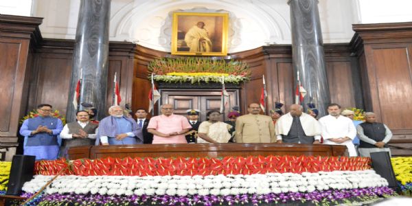 (ਲੀਡ) ਬਸਤੀਵਾਦੀ ਮਾਨਸਿਕਤਾ ਨੂੰ ਤਿਆਗ ਕੇ ਰਾਸ਼ਟਰੀ ਸੋਚ ਅਪਣਾਉਣ ਲਈ ਮਾਰਗਦਰਸ਼ਕ ਦਸਤਾਵੇਜ਼ ਹੈ ਸੰਵਿਧਾਨ: ਰਾਸ਼ਟਰਪਤੀ