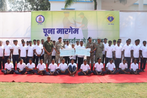 ਬੀਜਾਪੁਰ ਵਿੱਚ ਆਤਮ ਸਮਰਪਣ ਕਰਨ ਵਾਲੇ ਮਾਓਵਾਦੀ ਬੀਜਾਪੁਰ ਵਿੱਚ ਆਤਮ ਸਮਰਪਣ ਕਰਨ ਵਾਲੇ ਮਾਓਵਾਦੀ