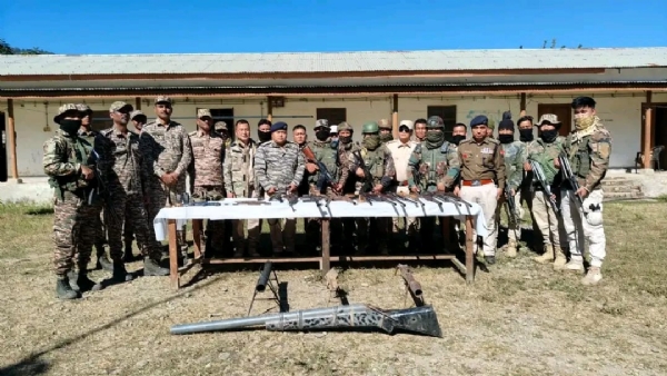 ਮਣੀਪੁਰ ਵਿੱਚ ਬਰਾਮਦ ਹਥਿਆਰ ਅਤੇ ਵਿਸਫੋਟਕ ।