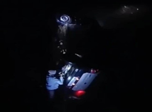 ਕਾਰ ਨੂੰ ਕੱਢਦੇ ਕਰਮਚਾਰੀ।