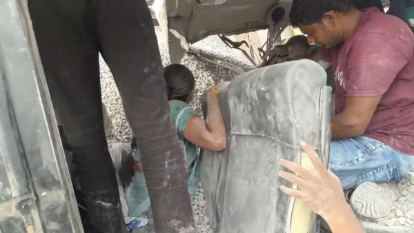 ਇਹ ਹਾਦਸਾ ਅੱਜ ਸਵੇਰੇ ਤੇਲੰਗਾਨਾ ਦੇ ਰੰਗਾਰੇਡੀ ਜ਼ਿਲ੍ਹੇ ਦੇ ਚੇਵੇਲਾ ਨੇੜੇ ਵਾਪਰਿਆ।