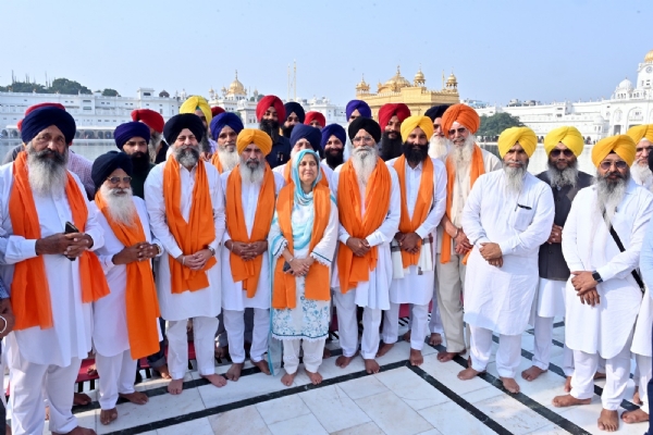 ਸ਼੍ਰੋਮਣੀ ਕਮੇਟੀ ਦੇ ਪ੍ਰਧਾਨ ਐਡਵੋਕੇਟ ਹਰਜਿੰਦਰ ਸਿੰਘ ਧਾਮੀ, ਅੰਤ੍ਰਿੰਗ ਕਮੇਟੀ ਮੈਂਬਰ ਅਤੇ ਹੋਰ। ਸ਼੍ਰੋਮਣੀ ਕਮੇਟੀ ਦੇ ਪ੍ਰਧਾਨ ਐਡਵੋਕੇਟ ਹਰਜਿੰਦਰ ਸਿੰਘ ਧਾਮੀ, ਅੰਤ੍ਰਿੰਗ ਕਮੇਟੀ ਮੈਂਬਰ ਅਤੇ ਹੋਰ।