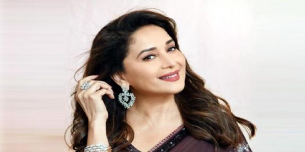 ਮਾਧੁਰੀ ਦੀਕਸ਼ਿਤ ਦੀ ਲੇਟ ਐਂਟਰੀ ਨੇ ਬਟੋਰੀਆਂ ਸੁਰਖੀਆਂ, ਸੋਸ਼ਲ ਮੀਡੀਆ 