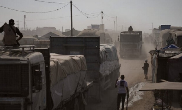 2 ਨਵੰਬਰ ਨੂੰ ਦੱਖਣੀ ਗਾਜ਼ਾ ਪੱਟੀ ਦੇ ਖਾਨ ਯੂਨਿਸ ਵਿੱਚੋਂ ਲੰਘਦੇ ਸਮੇਂ ਹਥਿਆਰਬੰਦ ਵਿਅਕਤੀ ਸਹਾਇਤਾ ਟਰੱਕਾਂ ਦੀ ਰਾਖੀ ਕਰਦੇ ਹੋਏ। ਫੋਟੋ: ਇੰਟਰਨੈੱਟ ਮੀਡੀਆ