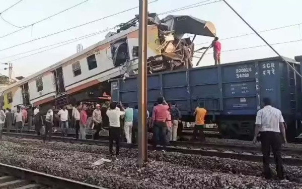 ਬਿਲਾਸਪੁਰ ਵਿੱਚ ਖੜ੍ਹੀ ਮਾਲ ਗੱਡੀ ਨਾਲ ਟਕਰਾਉਣ ਤੋਂ ਬਾਅਦ ਯਾਤਰੀ ਗੱਡੀ ਨੂੰ ਨੁਕਸਾਨ ਪਹੁੰਚਿਆ