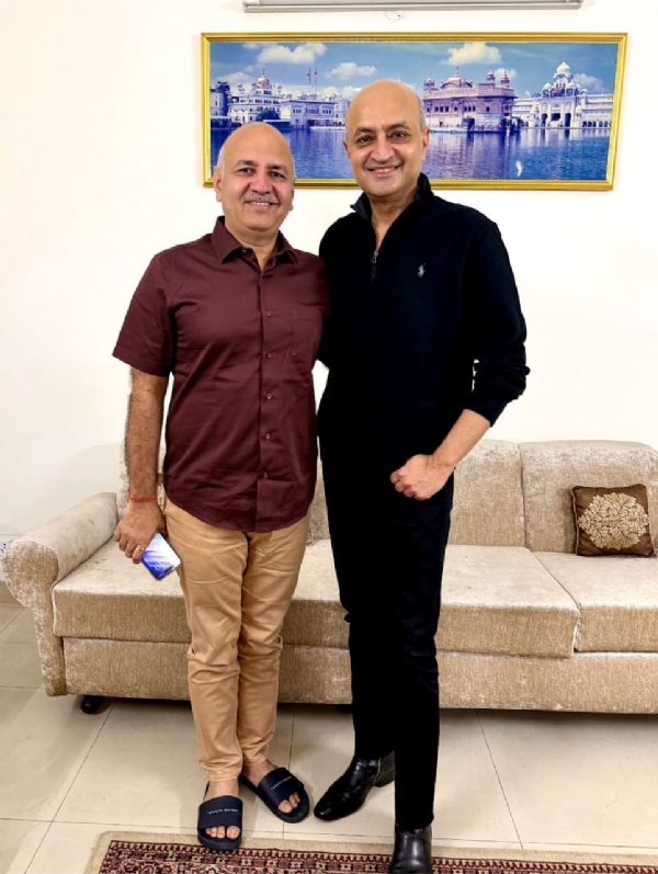 ਦਿੱਲੀ ਦੇ ਸਾਬਕਾ ਉਪ ਮੁੱਖ ਮੰਤਰੀ ਮਨੀਸ਼ ਸਿਸੋਦੀਆ ਨੂੰ ਪਾਈਟੈਕਸ ਵਿੱਚ ਸ਼ਾਮਲ ਹੋਣ ਲਈ ਸੱਦਾ ਦੇਣ ਸਮੇਂ ਮੁਲਾਕਾਤ ਦੌਰਾਨ ਪੀਐਚਡੀਸੀਸੀਆਈ ਦੇ ਚੇਅਰਮੈਨ ਕਰਨ ਗਿਲਹੋਤਰਾ ਦਿੱਲੀ ਦੇ ਸਾਬਕਾ ਉਪ ਮੁੱਖ ਮੰਤਰੀ ਮਨੀਸ਼ ਸਿਸੋਦੀਆ ਨੂੰ ਪਾਈਟੈਕਸ ਵਿੱਚ ਸ਼ਾਮਲ ਹੋਣ ਲਈ ਸੱਦਾ ਦੇਣ ਸਮੇਂ ਮੁਲਾਕਾਤ ਦੌਰਾਨ ਪੀਐਚਡੀਸੀਸੀਆਈ ਦੇ ਚੇਅਰਮੈਨ ਕਰਨ ਗਿਲਹੋਤਰਾ