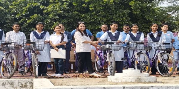 ਜਵਾਹਰ ਨਵੋਦਿਆ ਵਿਦਿਆਲਿਆ ਦੀਆਂ ਪ੍ਰਤਿਭਾਸ਼ਾਲੀ ਵਿਦਿਆਰਥਣਾਂ ਨੂੰ ਮਿਲੇ ਸਾਈਕਲ