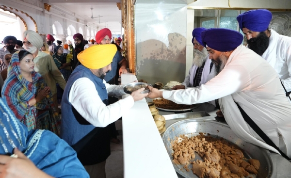 ਸ੍ਰੀ ਹਰਿਮੰਦਰ ਸਾਹਿਬ ਵਿਖੇ ਮੱਥਾ ਟੇਕਣ ਸਮੇਂ ਮੁੱਖ ਮੰਤਰੀ ਭਗਵੰਤ ਮਾਨ।