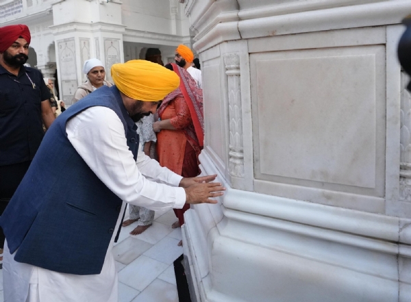 ਸ੍ਰੀ ਹਰਿਮੰਦਰ ਸਾਹਿਬ ਵਿਖੇ ਮੱਥਾ ਟੇਕਣ ਸਮੇਂ ਮੁੱਖ ਮੰਤਰੀ ਭਗਵੰਤ ਮਾਨ ।