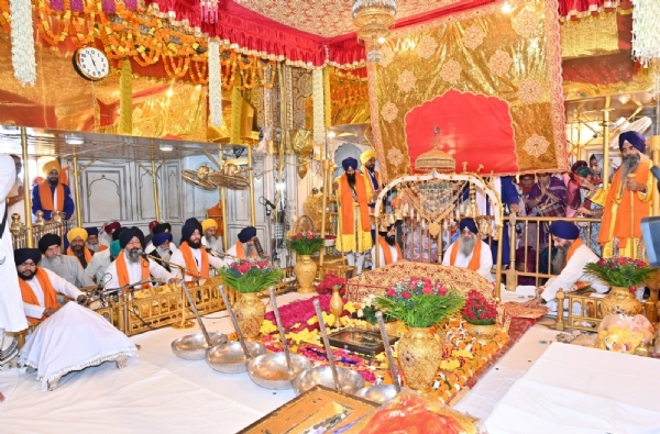 ਸ੍ਰੀ ਗੁਰੂ ਨਾਨਕ ਦੇਵ ਜੀ ਦੇ ਪ੍ਰਕਾਸ਼ ਪੁਰਬ ਮੌਕੇ ਸੱਚਖੰਡ ਸ੍ਰੀ ਹਰਿਮੰਦਰ ਸਾਹਿਬ ਵਿਖੇ ਲੱਖਾਂ ਸੰਗਤਾਂ ਹੋਈਆਂ ਨਤਮਸਤਕ ਸ੍ਰੀ ਗੁਰੂ ਨਾਨਕ ਦੇਵ ਜੀ ਦੇ ਪ੍ਰਕਾਸ਼ ਪੁਰਬ ਮੌਕੇ ਸੱਚਖੰਡ ਸ੍ਰੀ ਹਰਿਮੰਦਰ ਸਾਹਿਬ ਵਿਖੇ ਲੱਖਾਂ ਸੰਗਤਾਂ ਹੋਈਆਂ ਨਤਮਸਤਕ