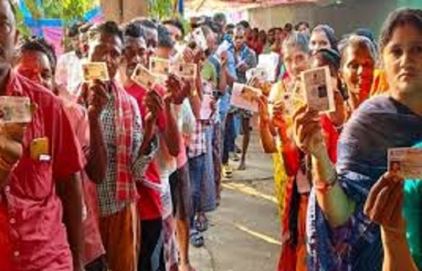 ਕਤਾਰਾਂ ਵਿੱਚ ਖੜ੍ਹੇ ਵੋਟਰ। ਕਤਾਰਾਂ ਵਿੱਚ ਖੜ੍ਹੇ ਵੋਟਰ।