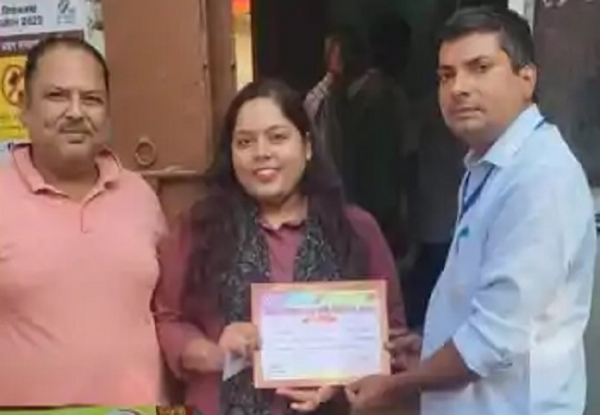 ਨਵੇਂ ਵੋਟਰ ਦਾ ਸਨਮਾਨ ਕਰਦੇ ਹੋਏ ਕਮਿਸ਼ਨ ਦੇ ਅਧਿਕਾਰੀ। ਨਵੇਂ ਵੋਟਰ ਦਾ ਸਨਮਾਨ ਕਰਦੇ ਹੋਏ ਕਮਿਸ਼ਨ ਦੇ ਅਧਿਕਾਰੀ।