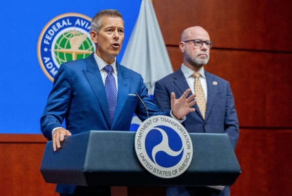 ਆਵਾਜਾਈ ਸਕੱਤਰ ਸੀਨ ਡਫੀ, ਖੱਬੇ, ਅਤੇ ਫੈਡਰਲ ਏਵੀਏਸ਼ਨ ਐਡਮਿਨਿਸਟ੍ਰੇਸ਼ਨ ਪ੍ਰਸ਼ਾਸਕ ਬ੍ਰਾਇਨ ਬੈੱਡਫੋਰਡ ਬੁੱਧਵਾਰ ਨੂੰ ਵਾਸ਼ਿੰਗਟਨ ਵਿੱਚ ਨਿਊਜ਼ ਕਾਨਫਰੰਸ ਵਿੱਚ। ਫੋਟੋ: ਇੰਟਰਨੈੱਟ ਮੀਡੀਆ ਆਵਾਜਾਈ ਸਕੱਤਰ ਸੀਨ ਡਫੀ, ਖੱਬੇ, ਅਤੇ ਫੈਡਰਲ ਏਵੀਏਸ਼ਨ ਐਡਮਿਨਿਸਟ੍ਰੇਸ਼ਨ ਪ੍ਰਸ਼ਾਸਕ ਬ੍ਰਾਇਨ ਬੈੱਡਫੋਰਡ ਬੁੱਧਵਾਰ ਨੂੰ ਵਾਸ਼ਿੰਗਟਨ ਵਿੱਚ ਨਿਊਜ਼ ਕਾਨਫਰੰਸ ਵਿੱਚ। ਫੋਟੋ: ਇੰਟਰਨੈੱਟ ਮੀਡੀਆ