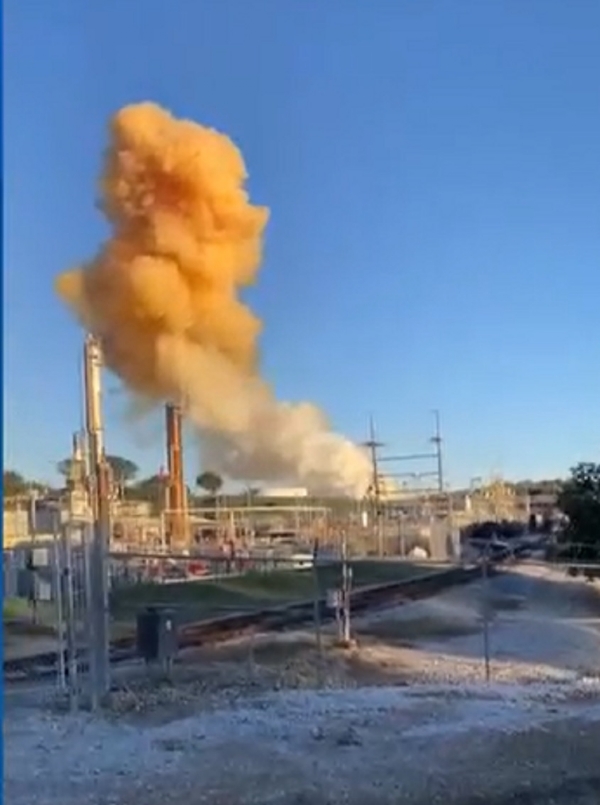 ਅਮਰੀਕਾ ਦੇ ਕੈਂਟਕੀ ਦੇ ਲੁਈਸਵਿਲੇ ਵਿੱਚ ਇੱਕ ਯੂਪੀਐਸ ਕਾਰਗੋ ਜਹਾਜ਼ ਦੇ ਹਾਦਸਾਗ੍ਰਸਤ ਹੋਣ ਤੋਂ ਬਾਅਦ ਕਈ ਇਮਾਰਤਾਂ ਨੂੰ ਵੀ ਅੱਗ ਲੱਗ ਗਈ। ਅਮਰੀਕਾ ਦੇ ਕੈਂਟਕੀ ਦੇ ਲੁਈਸਵਿਲੇ ਵਿੱਚ ਇੱਕ ਯੂਪੀਐਸ ਕਾਰਗੋ ਜਹਾਜ਼ ਦੇ ਹਾਦਸਾਗ੍ਰਸਤ ਹੋਣ ਤੋਂ ਬਾਅਦ ਕਈ ਇਮਾਰਤਾਂ ਨੂੰ ਵੀ ਅੱਗ ਲੱਗ ਗਈ।