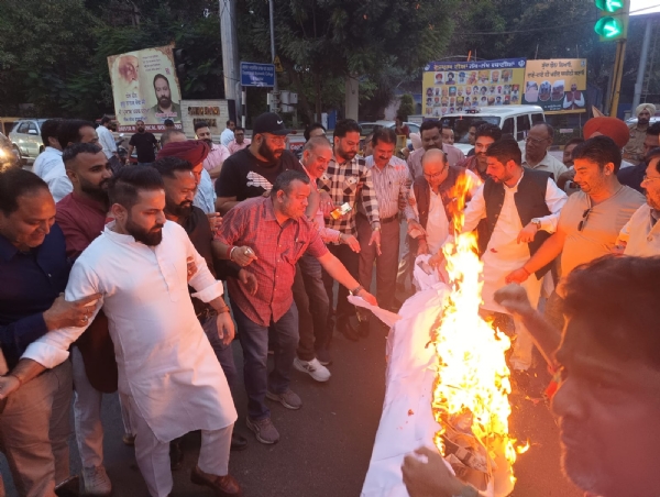 ਜਲੰਧਰ ਭਾਜਪਾ ਸ਼ਹਿਰੀ ਨੇ ਕਾਂਗਰਸ ਦੇ ਸੂਬਾ ਪ੍ਰਧਾਨ ਰਾਜਾ ਬੁਡਿੰਗ ਦੀਆਂ ਅਪਮਾਨਜਨਕ ਟਿੱਪਣੀਆਂ ਵਿਰੁੱਧ ਪੁਤਲਾ ਸਾੜਨ ਦਾ ਪ੍ਰਦਰਸ਼ਨ ਕੀਤਾ। ਜਲੰਧਰ ਭਾਜਪਾ ਸ਼ਹਿਰੀ ਨੇ ਕਾਂਗਰਸ ਦੇ ਸੂਬਾ ਪ੍ਰਧਾਨ ਰਾਜਾ ਬੁਡਿੰਗ ਦੀਆਂ ਅਪਮਾਨਜਨਕ ਟਿੱਪਣੀਆਂ ਵਿਰੁੱਧ ਪੁਤਲਾ ਸਾੜਨ ਦਾ ਪ੍ਰਦਰਸ਼ਨ ਕੀਤਾ।