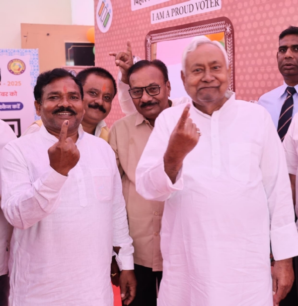 ਵੋਟ ਪਾਉਣ ਤੋਂ ਬਾਅਦ ਨਿਤੀਸ਼ ਕੁਮਾਰ ਵੋਟ ਪਾਉਣ ਤੋਂ ਬਾਅਦ ਨਿਤੀਸ਼ ਕੁਮਾਰ