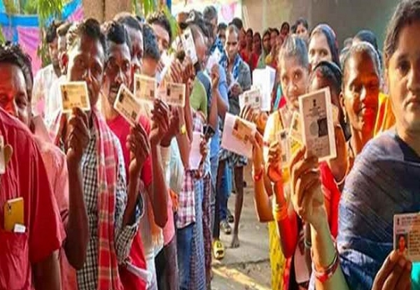 ਵੋਟਰ ਲਾਈਨ ’ਚ ਲੱਗੇ। ਵੋਟਰ ਲਾਈਨ ’ਚ ਲੱਗੇ।