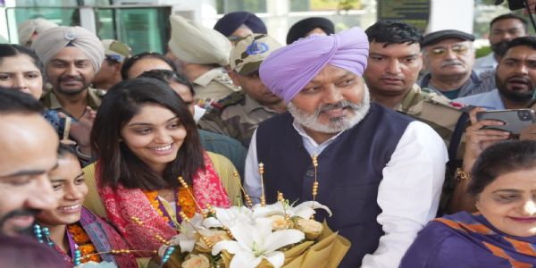 ਮਹਿਲਾ ਵਰਲਡ ਕੱਪ ਜਿੱਤਣ ਤੋਂ ਬਾਅਦ ਖਿਡਾਰਨ ਹਰਲੀਨ ਦਿਓਲ ਅਤੇ ਅਮਨਜੋਤ ਕੌਰ ਮੋਹਾਲੀ ਪਹੁੰਚੀਆਂ
