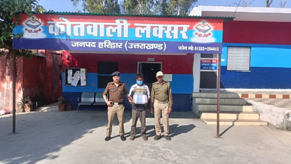 ਕੋਤਵਾਲੀ ਲਕਸਰ ਪੁਲਿਸ ਟੀਮ ਨੇ ਮੁਲਜ਼ਮ ਨੂੰ ਗੈਰ-ਕਾਨੂੰਨੀ ਪਿਸਤੌਲ ਅਤੇ ਜ਼ਿੰਦਾ ਕਾਰਤੂਸ ਸਮੇਤ ਗ੍ਰਿਫ਼ਤਾਰ ਕੀਤਾ ਹੈ। ਕੋਤਵਾਲੀ ਲਕਸਰ ਪੁਲਿਸ ਟੀਮ ਨੇ ਮੁਲਜ਼ਮ ਨੂੰ ਗੈਰ-ਕਾਨੂੰਨੀ ਪਿਸਤੌਲ ਅਤੇ ਜ਼ਿੰਦਾ ਕਾਰਤੂਸ ਸਮੇਤ ਗ੍ਰਿਫ਼ਤਾਰ ਕੀਤਾ ਹੈ।