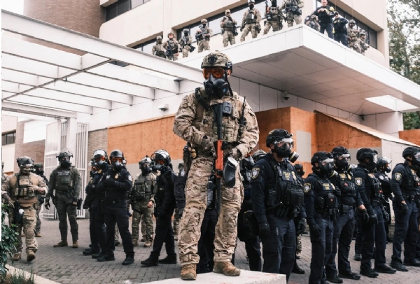 ਪੋਰਟਲੈਂਡ, ਓਰੇਗਨ ਵਿੱਚ ਵਿਰੋਧ ਪ੍ਰਦਰਸ਼ਨਾਂ ਦੌਰਾਨ ਨੈਸ਼ਨਲ ਗਾਰਡ ਸੰਘੀ ਇਮੀਗ੍ਰੇਸ਼ਨ ਕੇਂਦਰ ਦੀ ਰਾਖੀ ਕਰਦੇ ਹੋਏ। ਪੋਰਟਲੈਂਡ, ਓਰੇਗਨ ਵਿੱਚ ਵਿਰੋਧ ਪ੍ਰਦਰਸ਼ਨਾਂ ਦੌਰਾਨ ਨੈਸ਼ਨਲ ਗਾਰਡ ਸੰਘੀ ਇਮੀਗ੍ਰੇਸ਼ਨ ਕੇਂਦਰ ਦੀ ਰਾਖੀ ਕਰਦੇ ਹੋਏ।