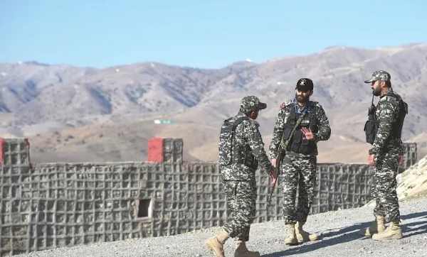 ਅਫਗਾਨ ਸਰਹੱਦ ਦੇ ਨੇੜੇ ਉੱਤਰੀ ਵਜ਼ੀਰਿਸਤਾਨ ਦੇ ਗੁਲਾਮ ਖਾਨ ਪਿੰਡ ਵਿੱਚ ਪਾਕਿਸਤਾਨੀ ਸੈਨਿਕ ਪਹਿਰਾ ਦੇ ਰਹੇ ਹਨ। ਫੋਟੋ: ਫਾਈਲ ਇੰਟਰਨੈੱਟ ਮੀਡੀਆ। ਅਫਗਾਨ ਸਰਹੱਦ ਦੇ ਨੇੜੇ ਉੱਤਰੀ ਵਜ਼ੀਰਿਸਤਾਨ ਦੇ ਗੁਲਾਮ ਖਾਨ ਪਿੰਡ ਵਿੱਚ ਪਾਕਿਸਤਾਨੀ ਸੈਨਿਕ ਪਹਿਰਾ ਦੇ ਰਹੇ ਹਨ। ਫੋਟੋ: ਫਾਈਲ ਇੰਟਰਨੈੱਟ ਮੀਡੀਆ।