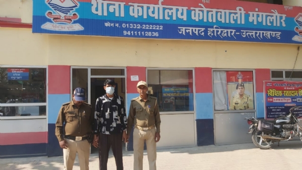 ਪੁਲਿਸ ਵੱਲੋਂ ਕਾਬੂ ਕੀਤਾ ਗਿਆ ਮੁਲਜ਼ਮ ਪੁਲਿਸ ਵੱਲੋਂ ਕਾਬੂ ਕੀਤਾ ਗਿਆ ਮੁਲਜ਼ਮ