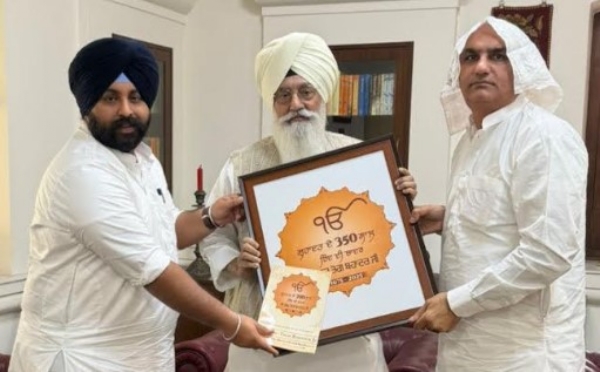 . ਹਰਜੋਤ ਬੈਂਸ ਅਤੇ ਦੀਪਕ ਬਾਲੀ ਬਾਬਾ ਗੁਰਿੰਦਰ ਸਿੰਘ ਢਿੱਲੋਂ ਨੂੰ ਸ਼ਹੀਦੀ ਦਿਹਾੜੇ ਸਬੰਧੀ ਸਮਾਗਮਾਂ ਲਈ ਸੱਦਾ ਦੇਣ ਮੌਕੇ। . ਹਰਜੋਤ ਬੈਂਸ ਅਤੇ ਦੀਪਕ ਬਾਲੀ ਬਾਬਾ ਗੁਰਿੰਦਰ ਸਿੰਘ ਢਿੱਲੋਂ ਨੂੰ ਸ਼ਹੀਦੀ ਦਿਹਾੜੇ ਸਬੰਧੀ ਸਮਾਗਮਾਂ ਲਈ ਸੱਦਾ ਦੇਣ ਮੌਕੇ।