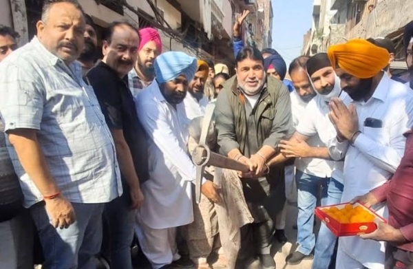 ਵਿਧਾਇਕ ਪੱਪੀ ਪਰਾਸ਼ਰ 1 ਕਰੋੜ ਰੁਪਏ ਤੋਂ ਵੱਧ ਦੇ ਪ੍ਰੋਜੈਕਟਾਂ ਦਾ ਉਦਘਾਟਨ ਕਰਨ ਮੌਕੇ। ਵਿਧਾਇਕ ਪੱਪੀ ਪਰਾਸ਼ਰ 1 ਕਰੋੜ ਰੁਪਏ ਤੋਂ ਵੱਧ ਦੇ ਪ੍ਰੋਜੈਕਟਾਂ ਦਾ ਉਦਘਾਟਨ ਕਰਨ ਮੌਕੇ।