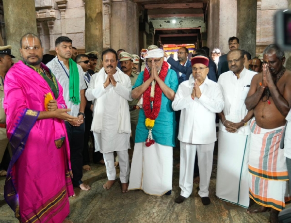 ਉਪ ਰਾਸ਼ਟਰਪਤੀ ਨੇ ਸ਼੍ਰਵਣਬੇਲਗੋਲਾ ਵਿੱਚ ਪਰਮ ਪਵਿੱਤਰ ਆਚਾਰੀਆ ਸ਼੍ਰੀ 108 ਸ਼ਾਂਤੀਸਾਗਰ ਮਹਾਰਾਜ ਦੇ ਦਰਸ਼ਨ ਕਰਦੇ ਹੋਏ ਉਪ ਰਾਸ਼ਟਰਪਤੀ ਨੇ ਸ਼੍ਰਵਣਬੇਲਗੋਲਾ ਵਿੱਚ ਪਰਮ ਪਵਿੱਤਰ ਆਚਾਰੀਆ ਸ਼੍ਰੀ 108 ਸ਼ਾਂਤੀਸਾਗਰ ਮਹਾਰਾਜ ਦੇ ਦਰਸ਼ਨ ਕਰਦੇ ਹੋਏ